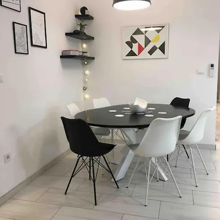Novoureden Komforni Stan Od 90 M2 S Dvoristem Apartment Sibenik