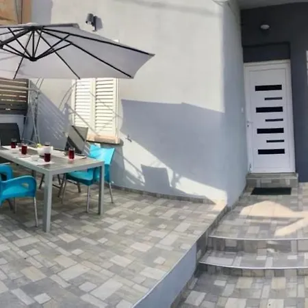 Novoureden Komforni Stan Od 90 M2 S Dvoristem Apartment *