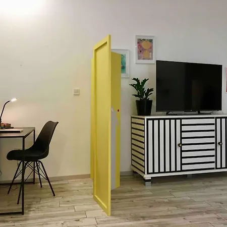 Novoureden Komforni Stan Od 90 M2 S Dvoristem Apartment *