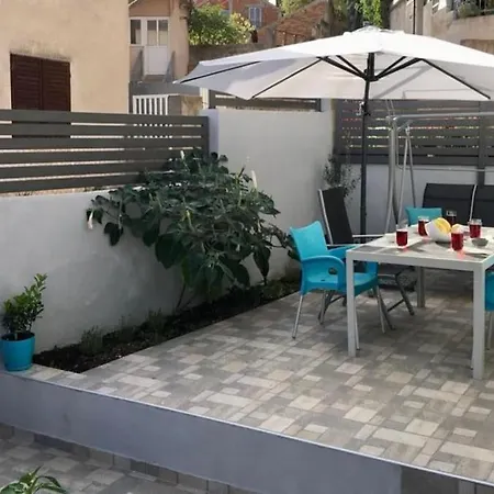 Novoureden Komforni Stan Od 90 M2 S Dvoristem Sibenik