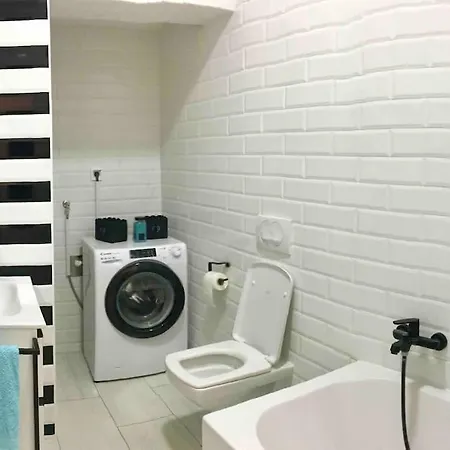 Novoureden Komforni Stan Od 90 M2 S Dvoristem