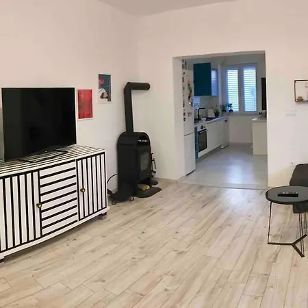 Novoureden Komforni Stan Od 90 M2 S Dvoristem Apartment