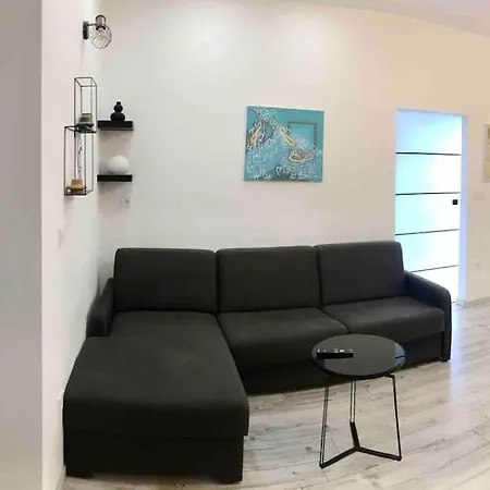 Apartment Novoureden Komforni Stan Od 90 M2 S Dvoristem
