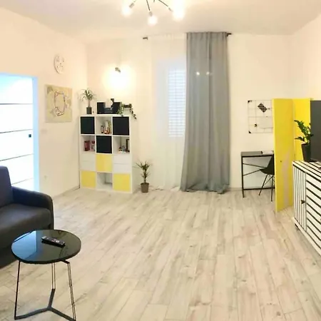 Apartment Novoureden Komforni Stan Od 90 M2 S Dvoristem Sibenik