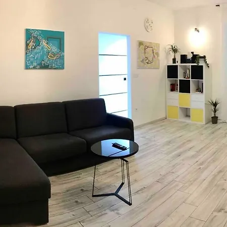 Novoureden Komforni Stan Od 90 M2 S Dvoristem Apartment