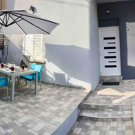 Novoureden Komforni Stan Od 90 M2 S Dvoristem Apartment
